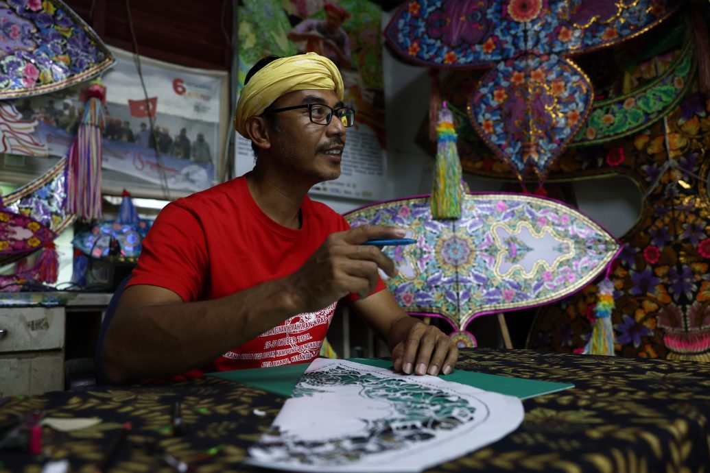 吉兰丹风筝工匠为马来西亚世界夫人制“月亮风筝”服装，作品在国际舞台放光彩！