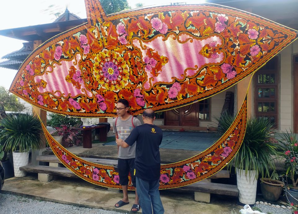 吉兰丹风筝工匠为马来西亚世界夫人制“月亮风筝”服装，作品在国际舞台放光彩！