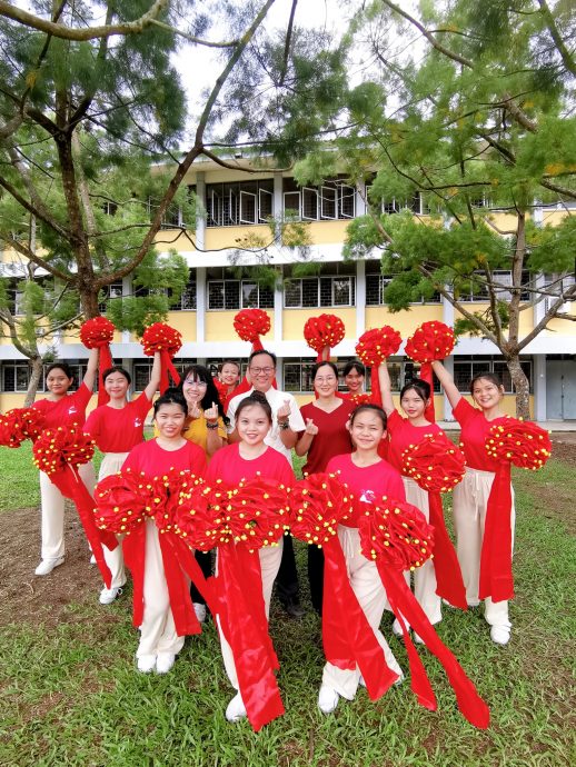 各族老师拍贺年视频 友族秀华语献祝福