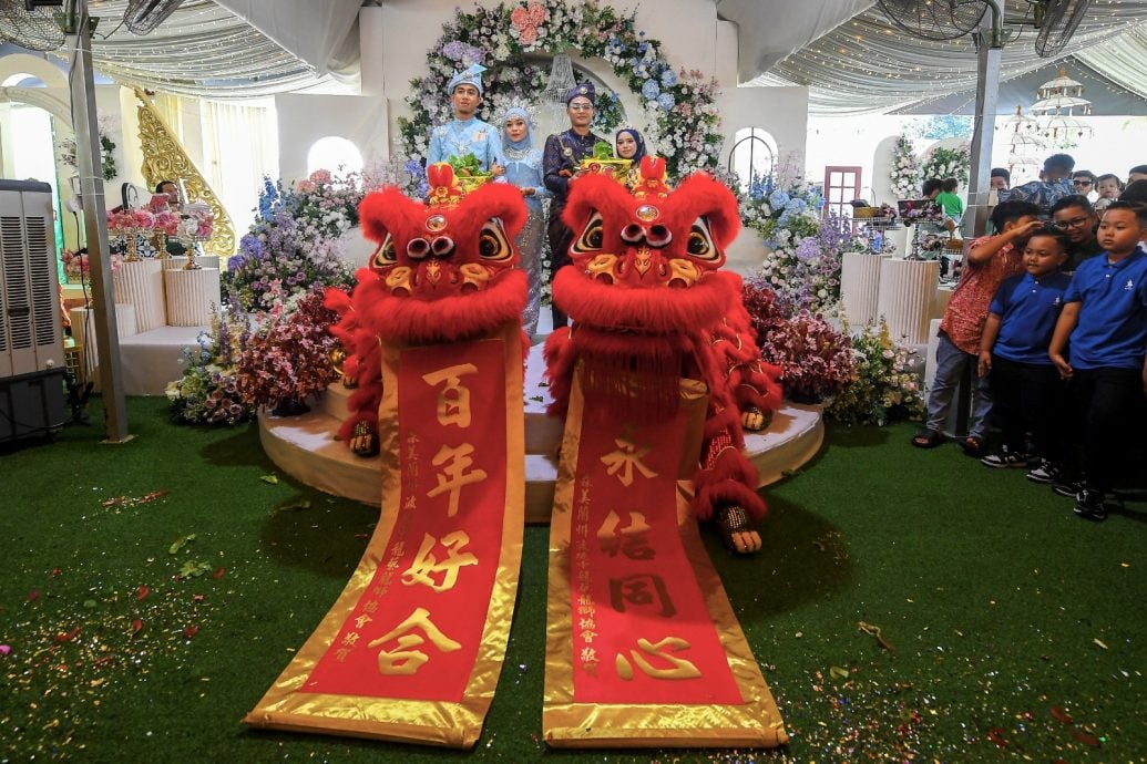 全国版/儿女同一天嫁娶，巫裔父母为婚礼安排舞狮表演祝“百年好合”、“永结同心”