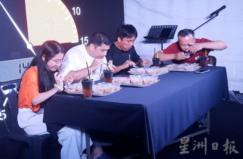 9人吃扬州炒饭争夺“大胃王” 冠军15分钟狂吃23小碗