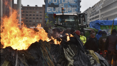农民在欧盟总部   倒堆肥烧轮胎与警激烈对峙