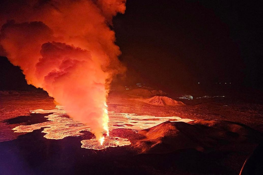 冰岛火山1个月内2次喷发画面绝美