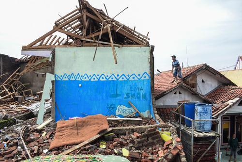 印尼西爪哇遭大型龙卷风袭击 30多人受伤