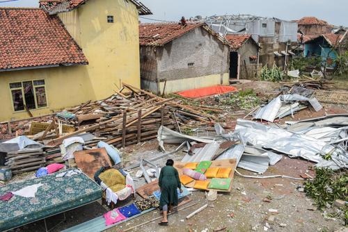 印尼西爪哇遭大型龙卷风袭击 30多人受伤