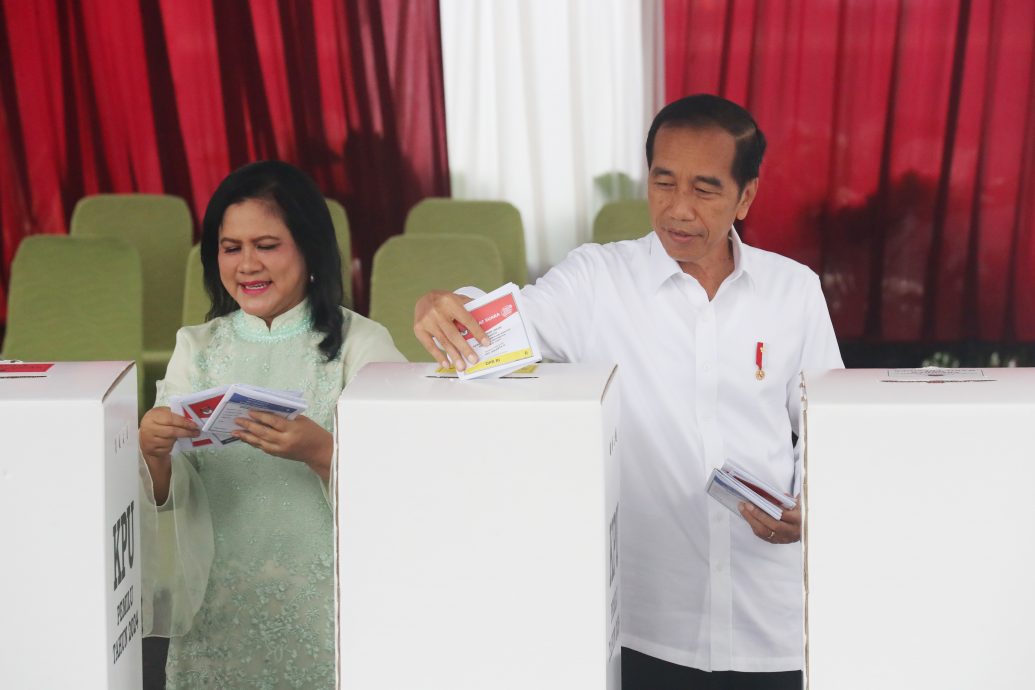 印尼选举：佐科威夫妇完成投票