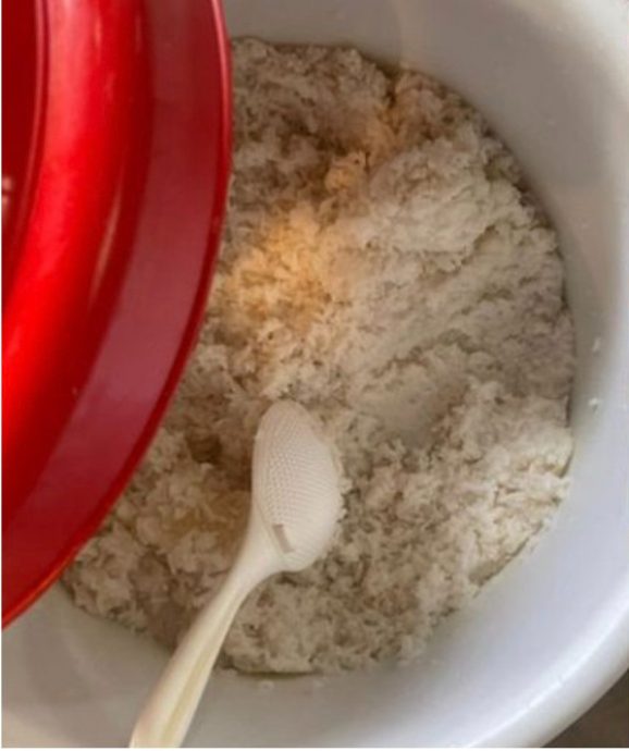 反感食客盛饭后饭勺放进饭桶 网民：细菌都沾到米饭了！