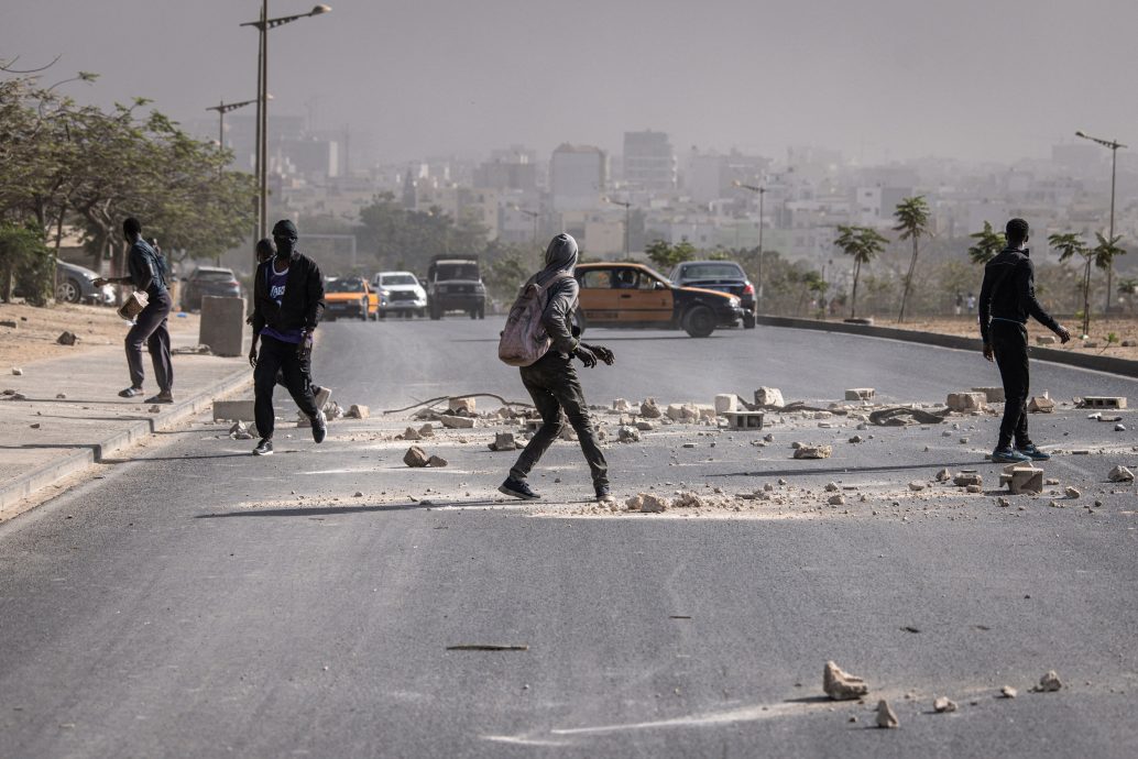 塞内加尔大选押后爆示威　警方放催泪弹政府“断网”