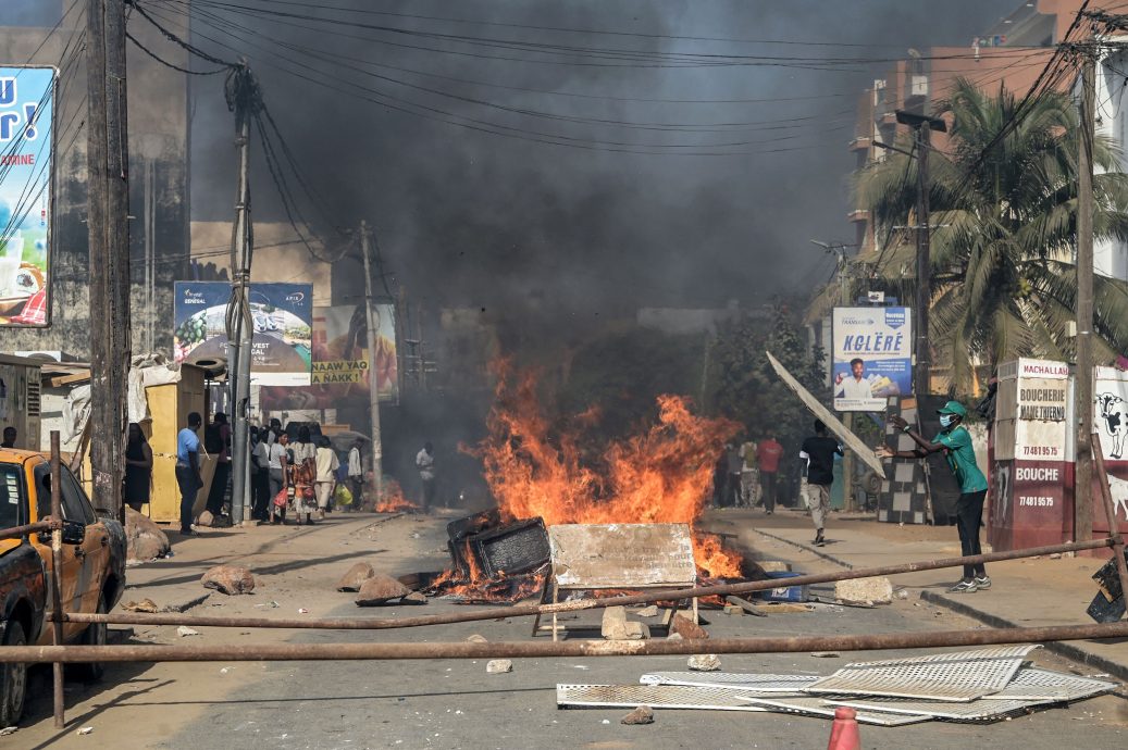塞内加尔大选押后爆示威　警方放催泪弹政府“断网”
