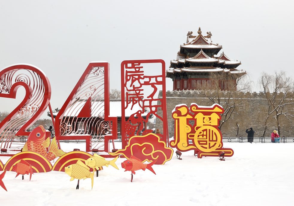 天下事 北京龙年首场大雪 民众兴奋追雪