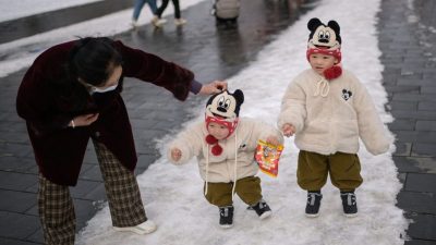 北京龙年首场大雪 民众兴奋追雪