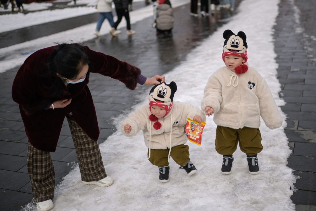 天下事 北京龙年首场大雪 民众兴奋追雪