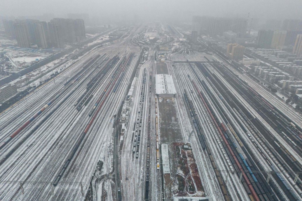 天下事  暴雪陆空交通瘫痪  乘客机上困8小时 报警求救23次未果  