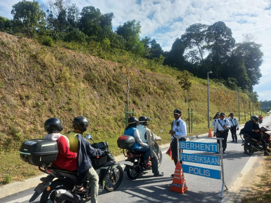 安邦警方取缔违规摩托车·逮捕1名通缉犯及开49张罚单