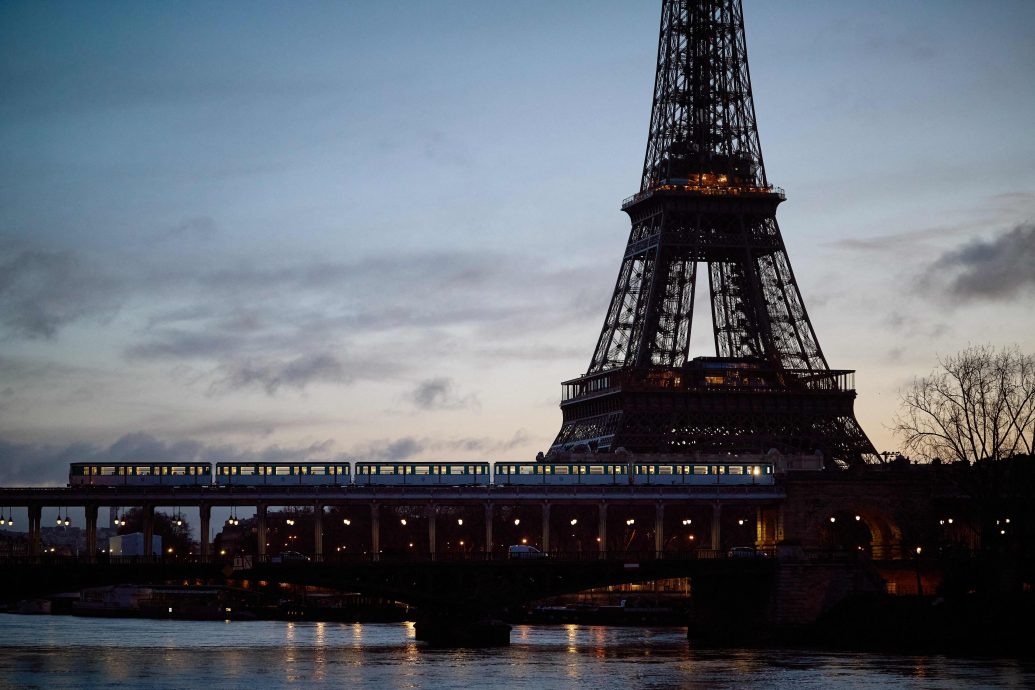 巴黎奥运蹚塞纳河“浑水” 细菌污染恐碍游泳赛事