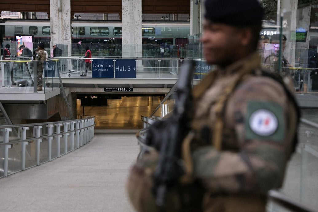 巴黎车站爆“持刀伤人” 男子朝人群狂刺3人受伤