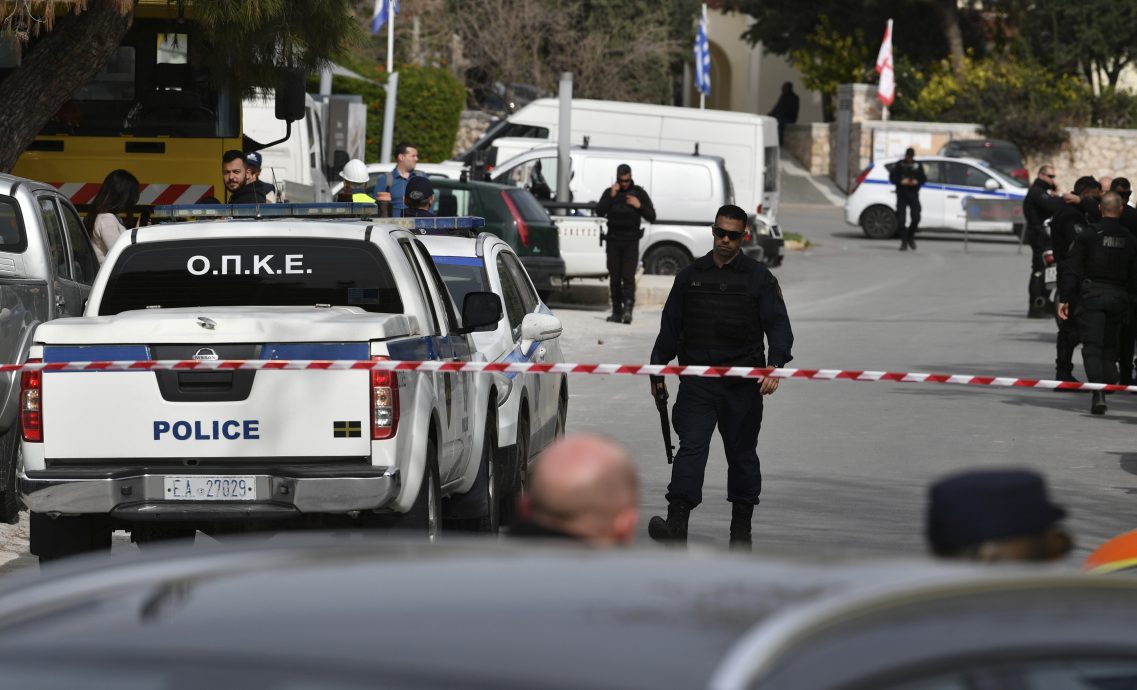 希腊男子持枪闯前公司报复 击毙老板后吞枪自尽