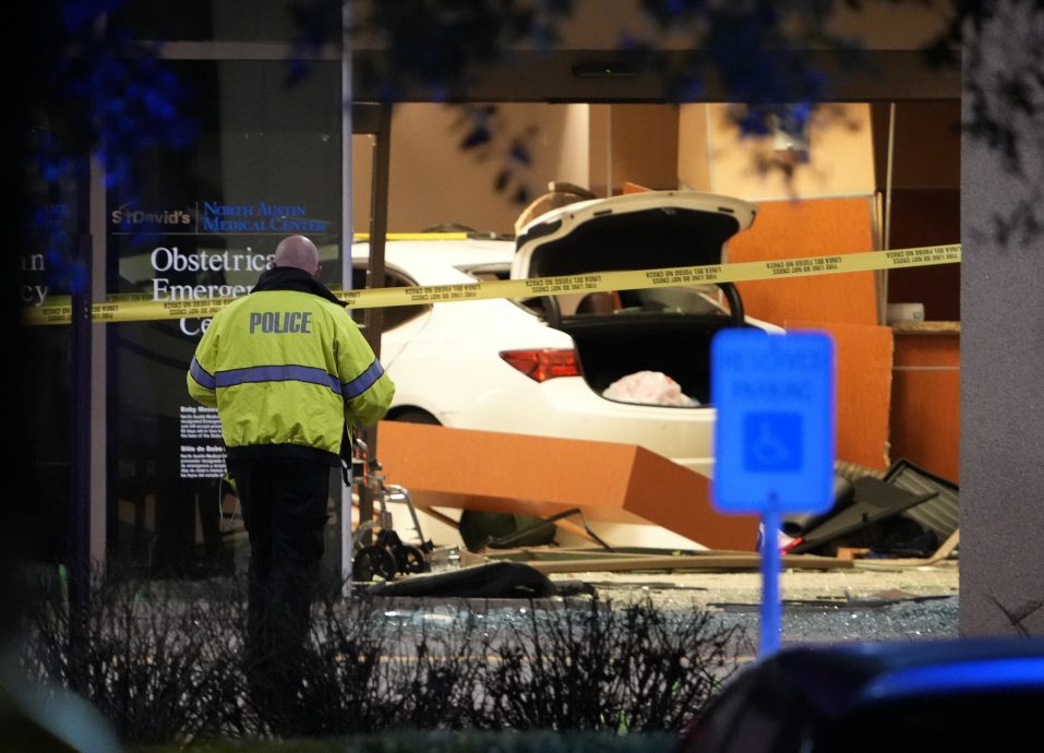 得州汽车撞入医院 1死5伤 访客：以为发生爆炸