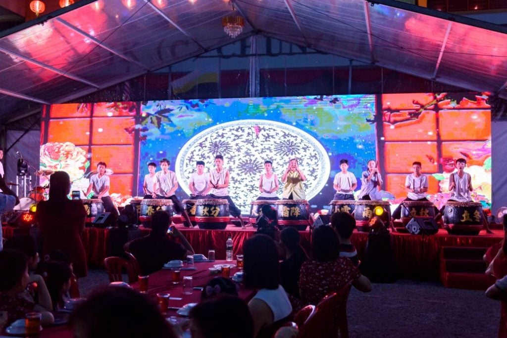 怡东桂和国州新春团拜 千人长桌盆菜宴庆人日