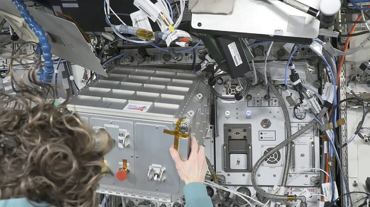 拼盘 微型机械人登国际太空站 首次成功完成模拟手术