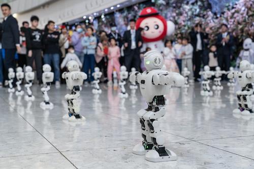 拼盘  未签  机器人快闪表演《科目三》助兴香港西九龙高铁站出行旅客