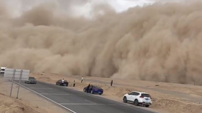 新疆特大沙尘暴吹爆车窗玻璃 西安空污达严重级别