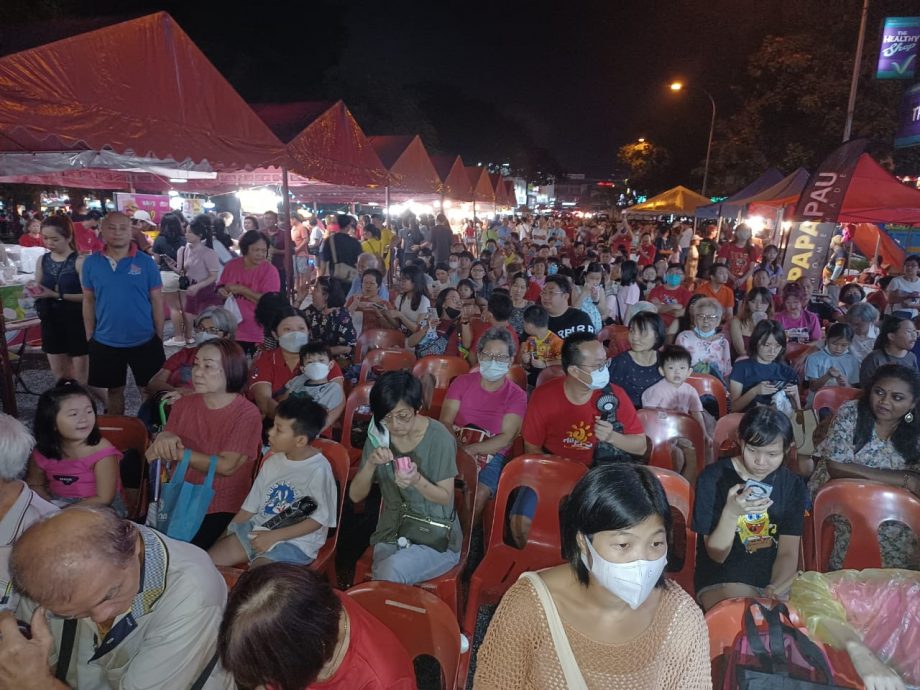 早报头－大都会/元宵节雨夜，数千民众在蕉赖皇冠城乐翻天／12图