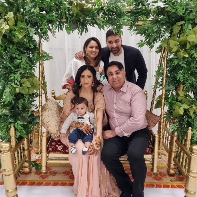 晒婚纱照庆结婚34周年 53岁乔宝宝苏格兰弄孙为乐