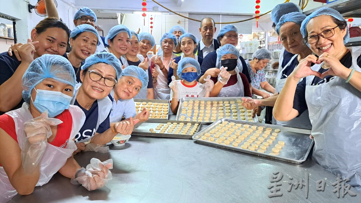 雪州马华志工团制逾500罐年饼，让贫穷学生和家庭共享新春喜悦
