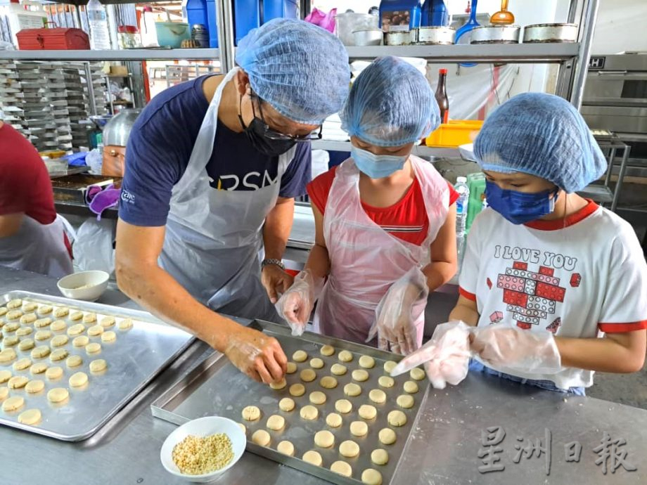 雪州马华志工团制逾500罐年饼，让贫穷学生和家庭共享新春喜悦