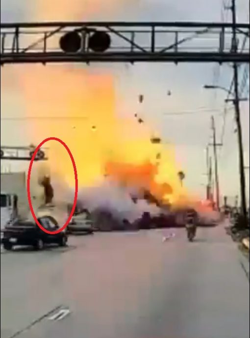 有片∕卡车起火爆炸 消防员灭火瞬间喷飞