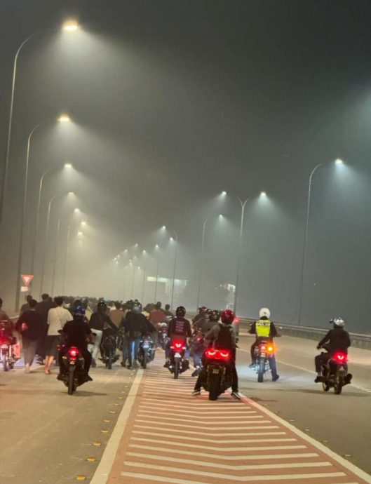 柔：“道路流氓”大扫荡，警方深夜截查226名摩托车骑士