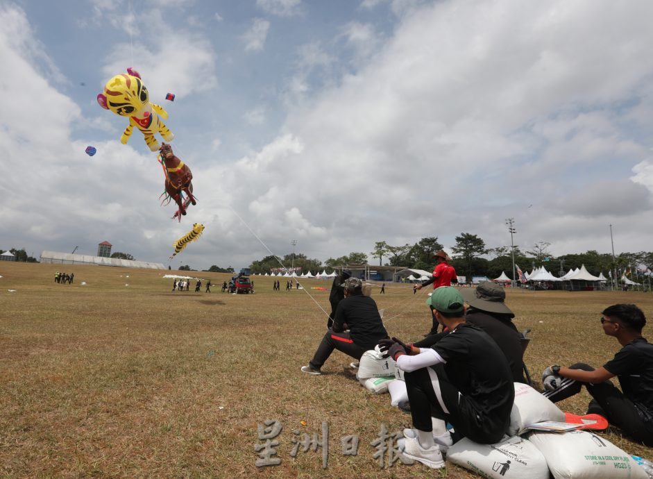 柔：【特稿】： 130参赛者聚集风筝节  39国“运动风筝”随风起舞