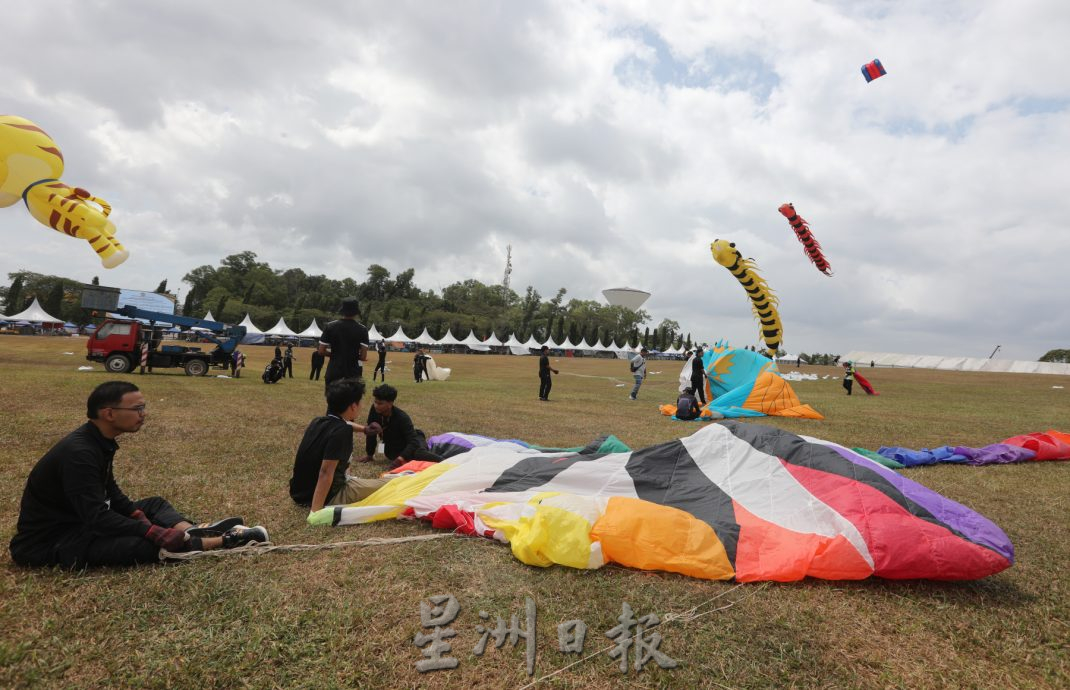 柔：【特稿】： 130参赛者聚集风筝节  39国“运动风筝”随风起舞