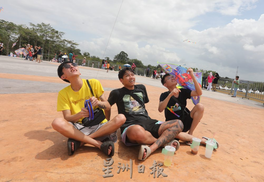 柔：【特稿】： 130参赛者聚集风筝节  39国“运动风筝”随风起舞