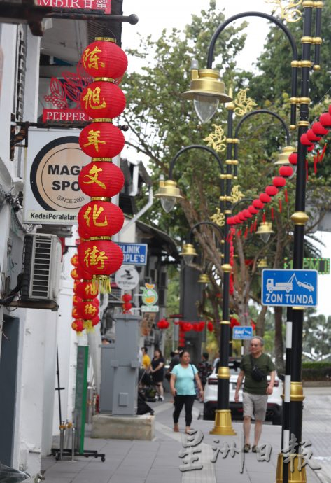 柔：【特稿】： 陈旭年文化街年味浓  大红灯笼与美食相辉映