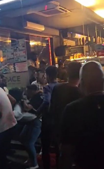 柔：两批酒客夜店起争执，警扣查11人