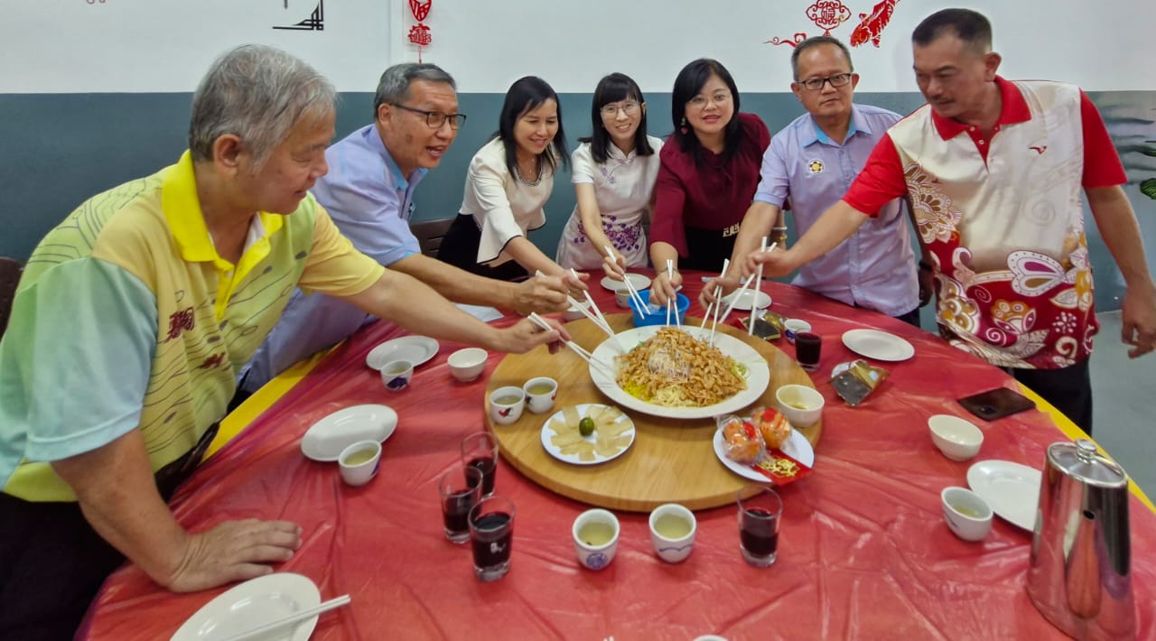 柔：教育版头条：新闻：銮县华小校长联谊会新春聚餐  庆祝何心菱荣升督学