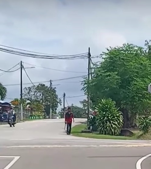 柔：新闻：路上持刀行走  ​印尼男子遭巡警逮捕