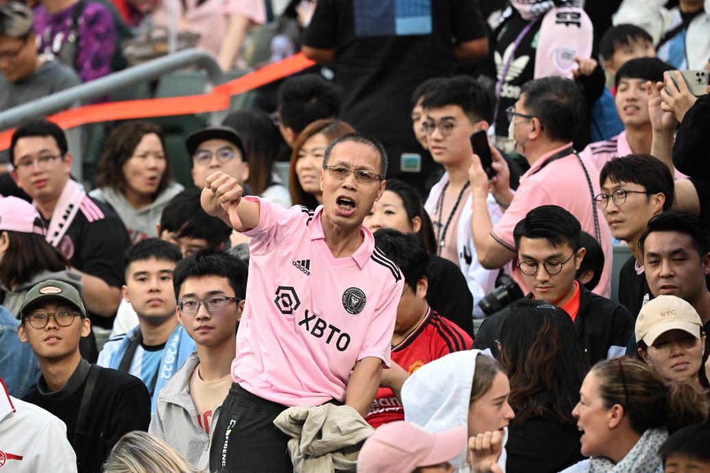 梅西香港行未上场遭嘘爆  教练指因伤缺阵 球迷高喊“回水”