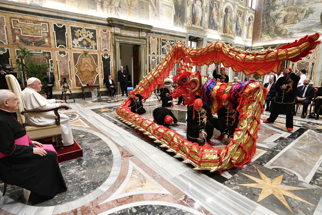 梵蒂冈大厅舞龙舞狮 教宗接见意中联合会：在对话道路上冒险