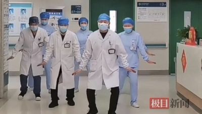 武汉市民因地面结冻摔伤频发　医师组团教学“企鹅步”防滑
