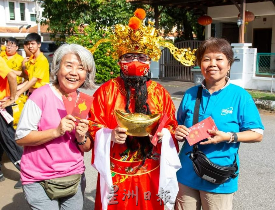 每年到安老院学校派礼物 女财神送暖逗乐老少