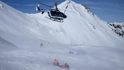 法国奥弗涅地区雪崩 4人罹难