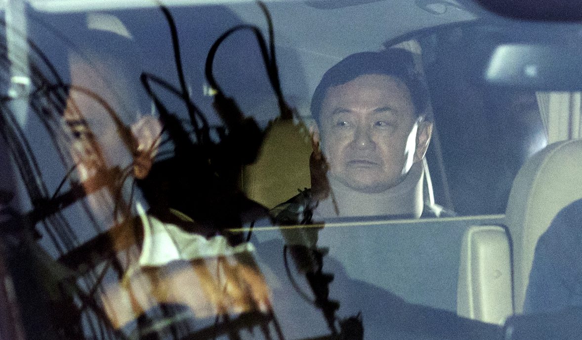 泰国前首相塔辛获假释出狱