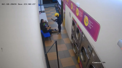 洗衣店被头盔男持砍肉刀抢劫！2女被迫解锁密码交出手机
