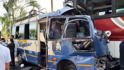 洪都拉斯巴士相撞事故致17人死