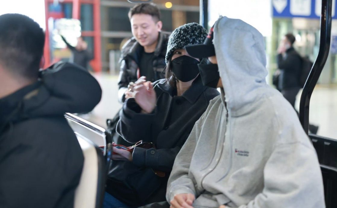 王菲谢霆锋来撒糖了 机场当众打情骂俏