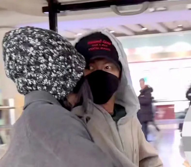 王菲谢霆锋来撒糖了 机场当众打情骂俏