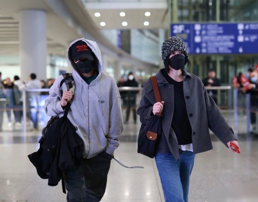 王菲谢霆锋来撒糖了 机场当众打情骂俏